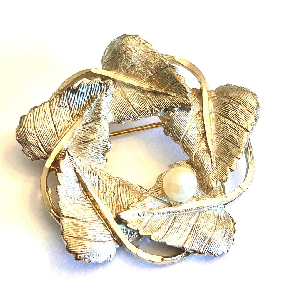 Bsk Wreath Brooch Pin Gold Leaves Faux Pearl Accent 1.5" Pin Round Signed Vtg